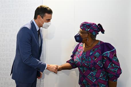 30/10/2021. Cumbre del G20. El presidente del Gobierno, Pedro Sánchez, saluda a la directora general de la OMC, Ngozi Okonjo-Iweala.